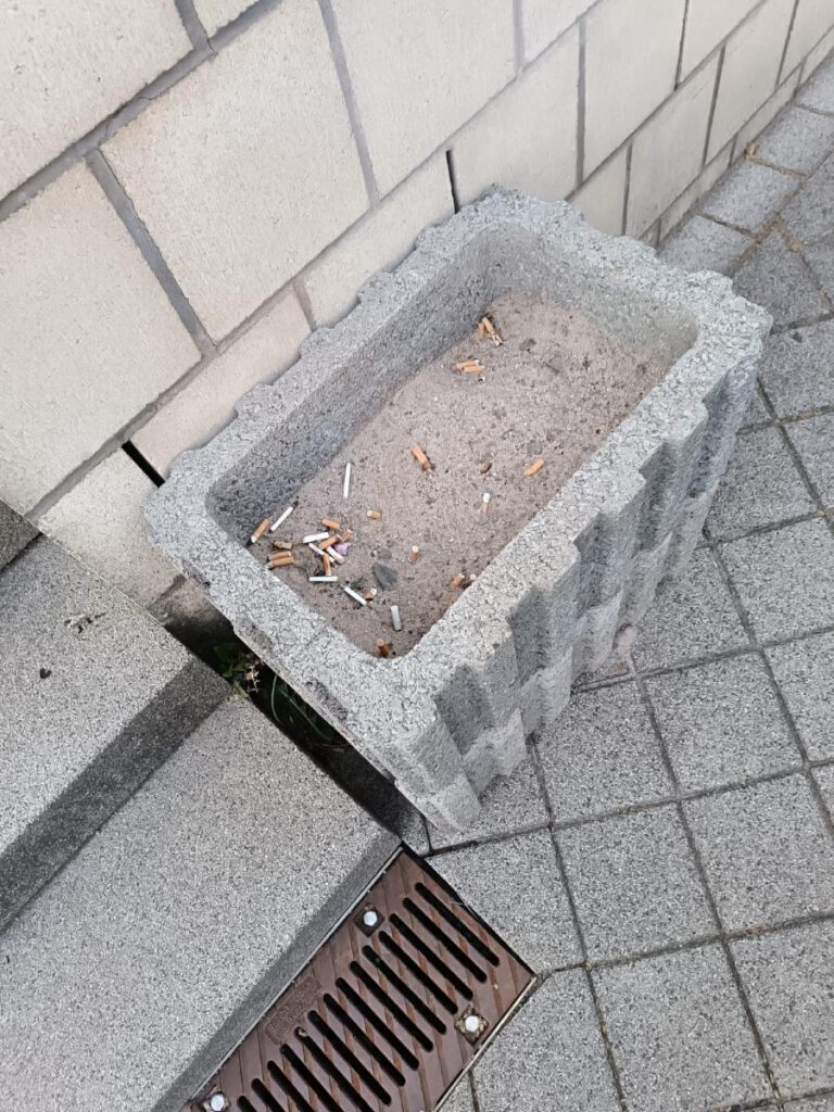 Aschenbecher mit Grundwasseranschluss