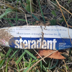 gefunden von Sebastian am 8. August 2020 im Bliesgau
Steradent-Brausetabletten zur Gebissreinigung
im Branchenbuch von 1976/77 ist die Firma Reckitt GmbH noch unter 22(00) Elmshorn zu finden