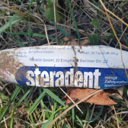 gefunden von Sebastian am 8. August 2020 im Bliesgau
Steradent-Brausetabletten zur Gebissreinigung
im Branchenbuch von 1976/77 ist die Firma Reckitt GmbH noch unter 22(00) Elmshorn zu finden