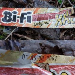 gefunden am 11. März 2020 an der B420 gegenüber des Wingertsweiher<br />
sieht doch noch recht neu aus, oder?<br />
MHD 05/2000