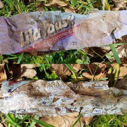 gefunden am 14. März 2020 an der L121/B420<br/>
die Lila Pause von Milka kam 1986 auf den Markt - da auf der Verpackung noch eine vierstellige Postleitzahl (Einführung neuer PLZ 1993) aufgedruckt ist, muss die Verpackung also mindestens 27 Jahre alt sein.