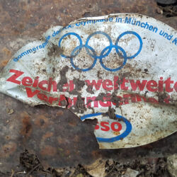 gefunden am 14. Juni 2020 in Kleinblittersdorf in der Nähe des Fritz-Jone-Stadions
Aufkleber anlässlich der Olympischen Spiele 1972