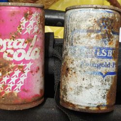 gefunden am 11. Oktober 2020 in Schiffweiler
Aldi TopStar Cola und Karlsberg Feingold-Pils
vermutlich aus den 1980ern, auf jeden Fall <1994, da Ring-Pull-Verschluss