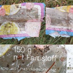 gefunden am 18. Oktober 2020 im Stennweiler Wald
Früchte-Bonbons von Jung's Nachfahren KG (gegründet 1828, existiert heute noch)
vierstellige PLZ < 07/1993