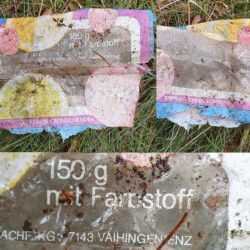 gefunden am 18. Oktober 2020 im Stennweiler Wald
Früchte-Bonbons von Jung's Nachfahren KG (gegründet 1828, existiert heute noch)
vierstellige PLZ < 07/1993