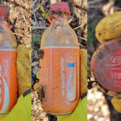 gefunden am 14. Februar 2021 in der Zollhausstraße Neunkirchen
Coca Cola-Flasche mit Chipsletten-Werbung von 1990