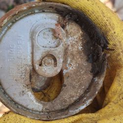 gefunden am 14. Februar 2021 in der Zollhausstraße Neunkirchen
Cola-Dose mit der Oberseitenprägung "Lift Ring / Hochziehen"
1989 (als diese Form des Dosenverschlusses eingeführt wurde)