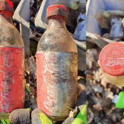 gefunden am 7. März 2021 in der Mühlenstraße in Schiffweiler
Coca Cola-Einwegflasche
MHD Ende 1992