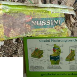 gefunden am 21. Juni 2020 am Parkplatz<br>
unterhalb des Höcher Turms (Bexbach)<br>
Ich konnte keine genauen Informationen zu Nussini finden, die nicht zu Milka gehören, abgesehen von dieser Werbetafel aus den 1970er Jahren