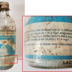 gefunden am 22. Februar 2020<br/>
an der L121 nahe Ortseingang Fürth<br/>
um 1990, letzte Wasseranalyse laut Etikett vom 27.2.1985