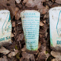 gefunden am 27. März 2020 an der B420 (Radweg), Einbuchtung Pfaffenthaler Floß<br/>
Die Firma J.G. Mouson & Cie. wurde 1972 verkauft, der Firmenname verschwand danach. Das Deodorant muss also vorher produziert worden sein.