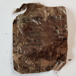 gefunden am 28. Februar 2020<br />
auf der Hardt in Fürth, Richtung Dörrenbach<br/>
ausgegeben Anfang bis Mitte der 1970er Jahre<br/>
enthielt Streichhölzer, Kaugummi, Toilettenpapier, löslichen Kaffee, Sahneersatz, Zucker und Salz