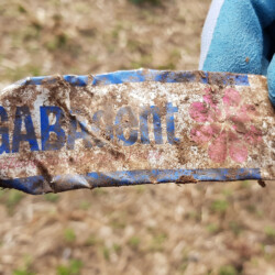 gefunden am 12. April 2020 an der Kläranlage in der Nähe der Hanauer Mühle<br/>
GABAdent - die Zahnpasta mit der neuen Frische<br/>
Alter??? (Schätzungsweise aus den 70ern?)