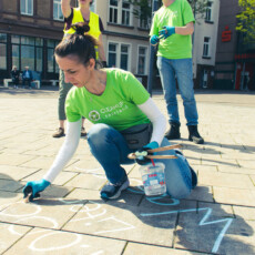 Über die Umweltgefahren informierten wir auch durch unsere Kreidezeichungen Über die Umweltgefahren informierten wir auch durch unsere Kreidezeichungen