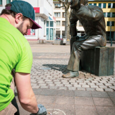 Sebastian ersetzt eine Kippe durch einen Kreidekreis Sebastian ersetzt eine Kippe durch einen Kreidekreis