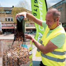 Kippensammelaktion in Neunkirchen Eimer für Eimer, Beutel für Beutel mit gesammelten Kippen wurden in die Sammelsäule geschüttet