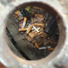 Da hilft keine Kehrmaschine. Auf jeder Baumscheibe, in jedem Gully und in jeder Ritze sammeln sich zahlreiche Zigarettenkippen, die auch von uns nicht mehr geborgen werden können.