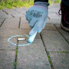 Das Problem der Zigarettenkippen ist für viele Menschen unsichtbar, obwohl es doch so allgegenwärtig ist. Mit einem Kreidekreis wird die Kippe aber sichtbar. Das Problem der Zigarettenkippen ist für viele Menschen unsichtbar, obwohl es doch so allgegenwärtig ist. Mit einem Kreidekreis wird die Kippe aber sichtbar.