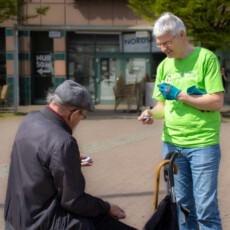Vielen Passanten konnten wir einen Taschenaschenbecher schenken und so auch direkt eine sehr konkrete und einfache Problemlösung bieten. Vielen Passanten konnten wir einen Taschenaschenbecher schenken und so auch direkt eine sehr konkrete und einfache Problemlösung bieten.