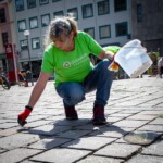 Zigarettenkippen von Hand aufzusammeln ist eine extrem mühsame Arbeit Jede aufgehobene Kippe wird durch einen Kreidekreis ersetzt